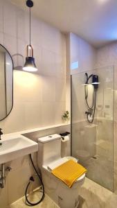 董里VNL Stay的浴室配有卫生间、盥洗盆和淋浴。