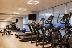渥太华Sonder Rideau的健身房设有跑步机和椭圆机