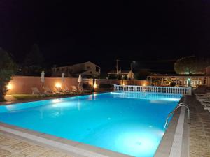 斯达林CorfuGrace的夜间大型蓝色游泳池