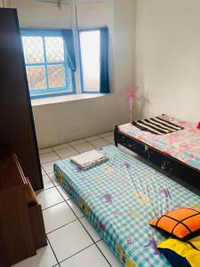 SentoolSinggah Macanan的一间客房内配有两张床的房间