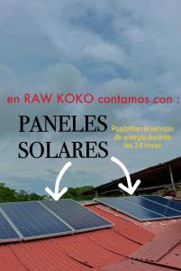 巴尔Raw KokoMar PosadaNativa的屋顶上一组太阳能电池板
