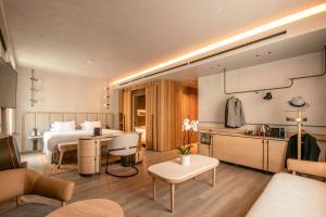 马拉加Only YOU Hotel Málaga的酒店客房带一张床和一个厨房