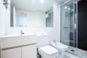 马德里托斯卡德科公寓的一间带水槽、卫生间和淋浴的浴室