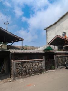 大吉岭Homestay Darjeeling的一座古老的建筑,一座村庄,有教堂