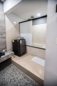麦德林Mándala Botero Medellín的一间位于客房内的带黑色冰箱的浴室