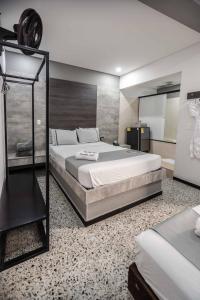 麦德林Mándala Botero Medellín的一间卧室配有一张大床和镜子