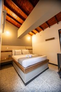 麦德林Mándala Botero Medellín的一间卧室配有一张床和电视
