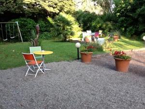 图卢兹运河别墅住宿加早餐旅馆的花园里的一组椅子和一张桌子