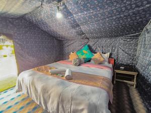 TurtokTyakshi Summer Camp的壁纸客房内的一间卧室配有一张床