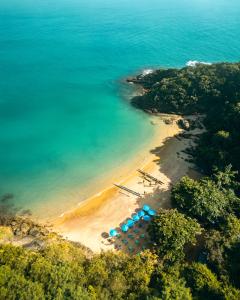 布希奥斯Buzios Mar Hotel & Spa的蓝伞享有海滩的空中景致