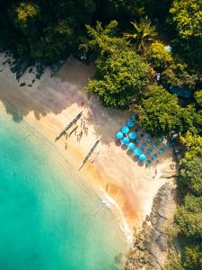 布希奥斯Buzios Mar Hotel & Spa的享有海滩的空中景色,配有遮阳伞和三氯胺酮