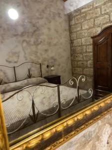 斯克佩罗普拉亚庄园农家乐的一间卧室配有一张床和镜子