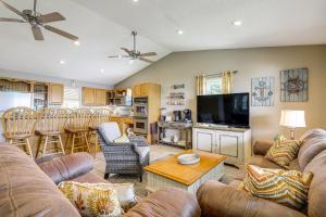 RutledgeRutledge Hilltop Home on Cherokee Lake with Decks!的带沙发和电视的客厅以及厨房。
