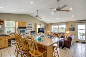 RutledgeRutledge Hilltop Home on Cherokee Lake with Decks!的厨房以及带桌椅的用餐室。