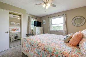 RutledgeRutledge Hilltop Home on Cherokee Lake with Decks!的一间卧室设有一张床、一个窗口和一张婴儿床