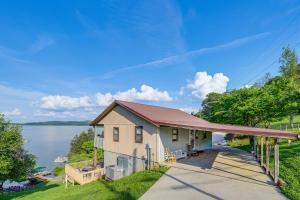 RutledgeRutledge Hilltop Home on Cherokee Lake with Decks!的水景房屋 - 带门廊