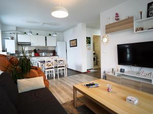 布拉索夫Relaxing Coresi Studio的客厅配有沙发和桌子