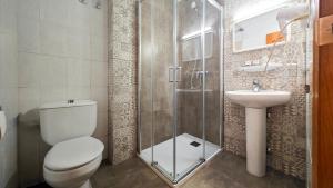 圣安东尼奥迪娜马卡旅馆的带淋浴、卫生间和盥洗盆的浴室