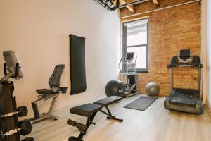 芝加哥Sonder The Burnham的健身房设有健身器材和砖墙
