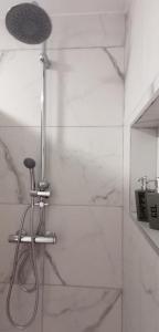 伊科德洛斯维诺斯Los Geranios n.25的带淋浴的浴室,拥有白色的大理石墙壁