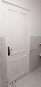 伊科德洛斯维诺斯Los Geranios n.25的浴室设有白色门,配有淋浴
