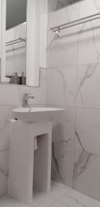 伊科德洛斯维诺斯Los Geranios n.25的白色的浴室设有水槽和镜子