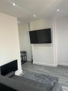 雷纳姆Luxury 3 bedroom house Rainham Essex - Free parking and Wifi的带沙发和平面电视的客厅