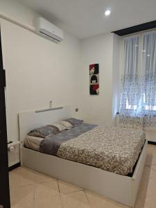 热那亚Ca' Barabino的一间带床的卧室,位于带窗户的房间内