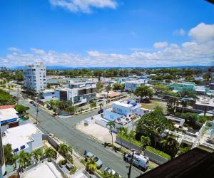 圣胡安KASA Starfish by the Sea - 8th floor Studio Apt for 2 BALCONY Ocean City View的城市的空中景观,建筑和街道