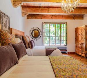 TotolacMolino de los Reyes By Rotamundos的客厅配有一张大床和吊灯。