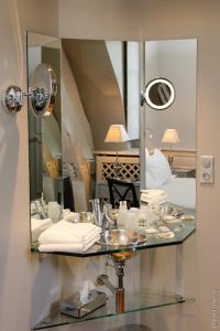 第戎La Cour Berbisey - Teritoria的一间位于客房内的带镜子和水槽的浴室