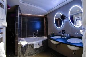 第戎La Cour Berbisey - Teritoria的浴室配有2个盥洗盆、浴缸和镜子