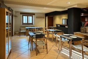 贝尔维尔德赛当亚Hotel Cal Rei de Talló的一间带桌椅的餐厅和一间厨房