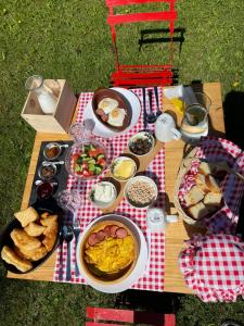 LinHelga's Guesthouse的一张野餐桌,上面有多种不同的食物