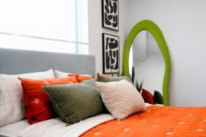 洛杉矶The DACHA的一间卧室配有橙色和白色的床及枕头