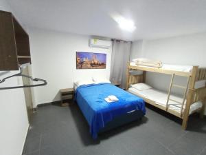 巴兰基亚CASA HOTEL YEMI的一间卧室配有蓝色的床和双层床