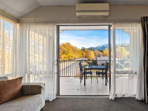汉默温泉克里瑞吉公寓式酒店的带沙发和滑动玻璃门的客厅