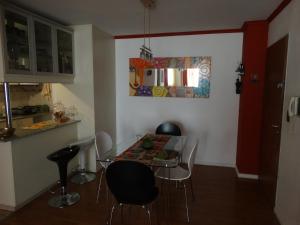 科尔多瓦贝库斯公寓的一间设有玻璃桌和椅子的用餐室