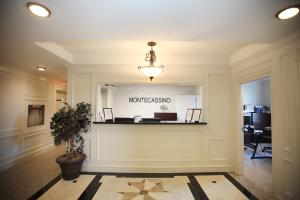 多伦多卡西诺山套房酒店的大堂,带前台柜台的办公室