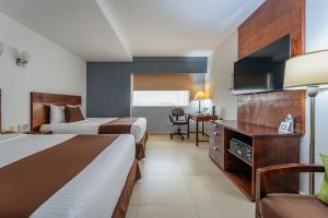 比亚埃尔莫萨拉文塔因恩比亚埃尔莫萨酒店的酒店客房配有两张床和一张书桌