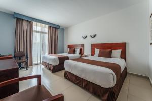 比亚埃尔莫萨拉文塔因恩比亚埃尔莫萨酒店的酒店客房配有两张床和一张书桌