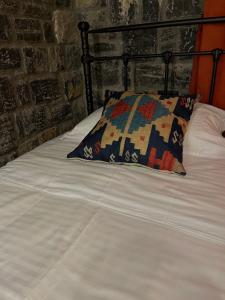 LinHelga's Guesthouse的床上的被子和枕头