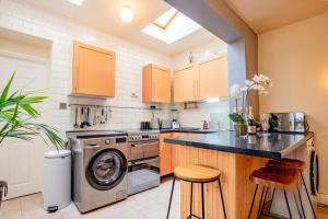 赫里福德Guest Homes - Over the Bridge Cottage的厨房配有洗衣机和洗衣机。