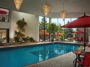 滨湖尼亚加拉白橡树会议度假温泉酒店的一个带桌子和遮阳伞的酒店游泳池