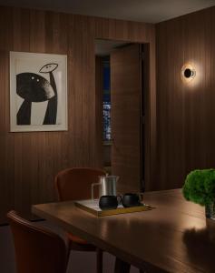 纽约ModernHaus SoHo的一张餐桌,上面有盘子和照片