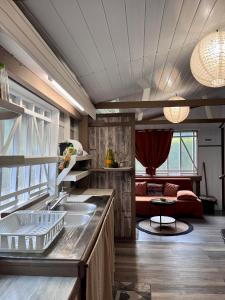 哈皮蒂Faaora Lodge, little paradise的一个带水槽的厨房和一间客厅