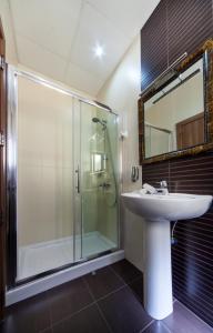 马尔萨什洛克伯特威旅馆的一间带水槽和玻璃淋浴的浴室