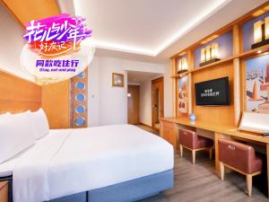 新加坡Resorts World Sentosa - Hotel Michael的一间卧室配有一张床和一张带电脑的书桌