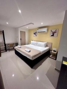 卡塔赫纳Hotel Sol Caribe Cartagena的一间卧室,卧室内配有一张大床