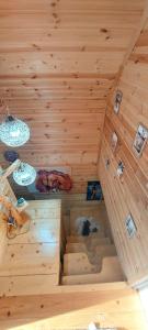 库塔伊西Cottage Sataplia的享有带木墙的桑拿浴室的内部景致